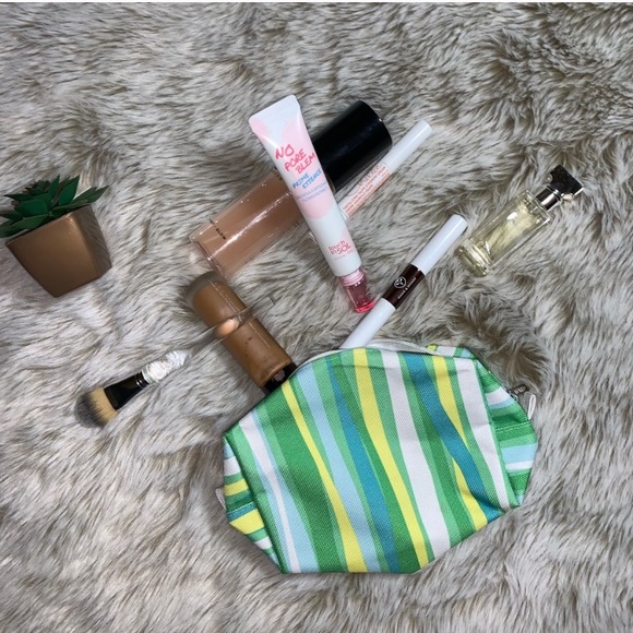 FREE Clinique Makeup Bag with Purchase! - Picture 2 of 2